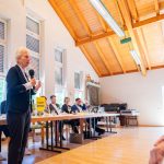 Woman speaks at FDP event in Holzsaal.